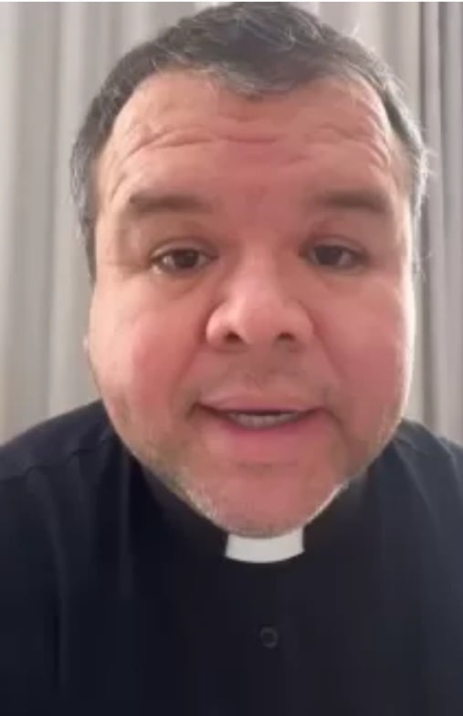 O padre Fabio Chagas, da paróquia São João Paulo 2º, que fica em Linhares (ES), reclamou da implantação de uma capela católica diante do  Buda gigante de Ibiraçu (ES).