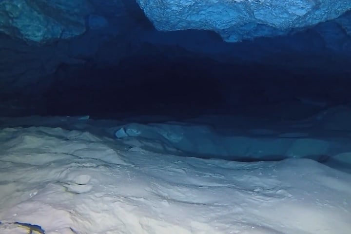 Suas águas cristalinas e o ambiente exótico atraem mergulhadores, mas a caverna também é conhecida por suas condições labirínticas devido ao tamanho.
