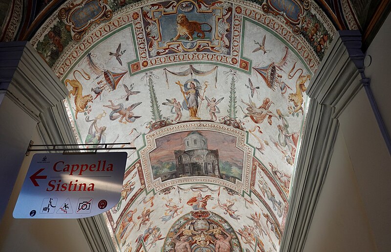 De acordo com a versão de Penco, Maria Madalena foi retratada pelo artista renascentista no afresco “The Last Judgment” (“O Juízo Final”) na parede do altar da Capela Sistina, no Vaticano. A restauradora defende a teoria de que uma mulher loira retratada no canto direito da obra beijando uma cruz é a lendário apóstola de Cristo.
