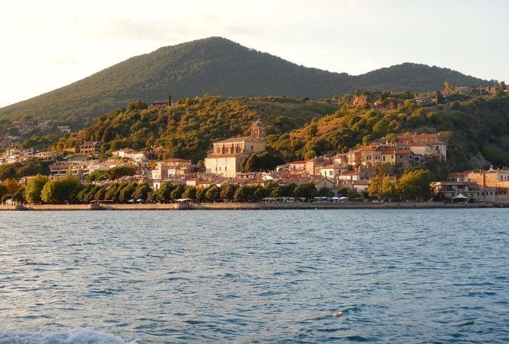 Com uma atmosfera tranquila, Trevignano é conhecida por seu cenário natural deslumbrante, onde o lago de origem vulcânica se encontra com colinas verdejantes.