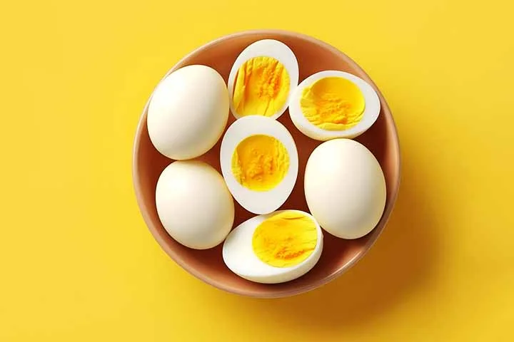 Um ovo contém cerca de 150 mg de colina, enquanto um peito de frango têm cerca de 72 mg e um punhado de amendoins contém cerca de 24 mg.