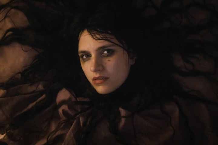 Durante o trabalho para a igreja, a jovem encara uma escuridão terrível e questiona a própria fé. Ela descobre uma grande conspiração envolvendo o anticristo, que espera trazer à tona todo o mal encarnado.