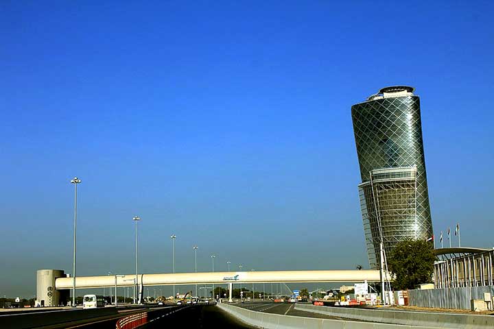 Embora Dubai seja mais conhecida internacionalmente, Abu Dhabi tem se consolidado como um destino turístico completo, combinando tradição, inovação e obras de envergadura mundial.