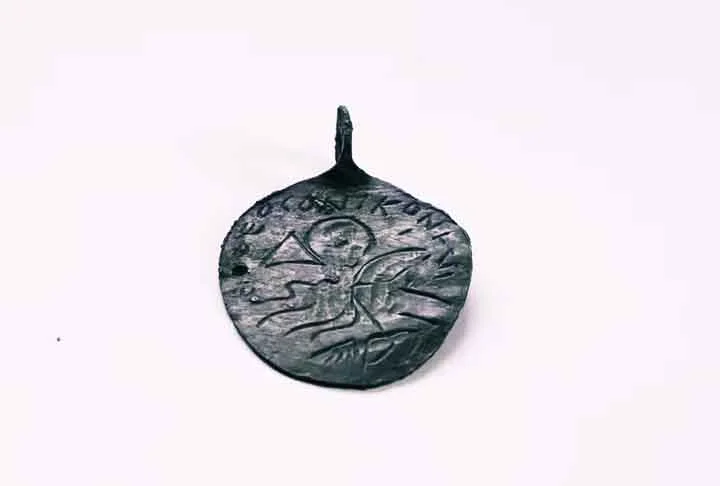 Afinal, a peça, que estava nas escavações de Hadrianópolis, uma antiga cidade bizantina, tem uma mensagem simbólica sobre o Rei Salomão. Nela, ele aparece montado a cavalo e segurando uma lança enquanto enfrenta o Diabo.