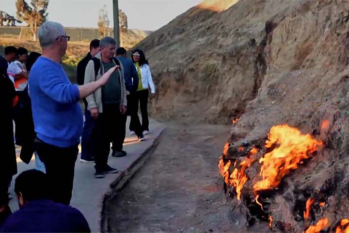 O impacto do lugar vai além de crenças religiosas: turistas de diferentes culturas relatam experiências emocionantes ao presenciar as chamas eternas.