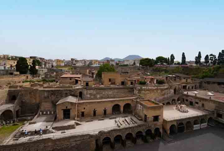 Pompeia e Herculano foram duas cidades da Roma Antiga localizadas na região da Campânia, ao sul da Itália, próximas ao vulcão Vesúvio.
