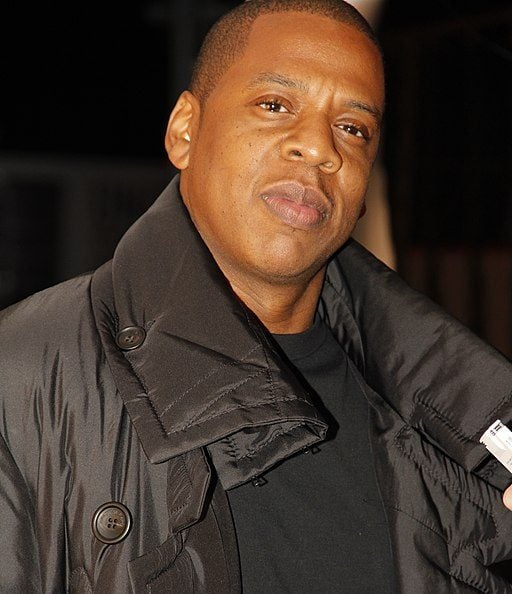 Jay-Z – Antes de se tornar um magnata da música, Jay-Z foi preso em 1999 por esfaquear um produtor de discos, em um episódio envolvendo disputas no meio musical. Ele se declarou culpado e recebeu liberdade condicional.