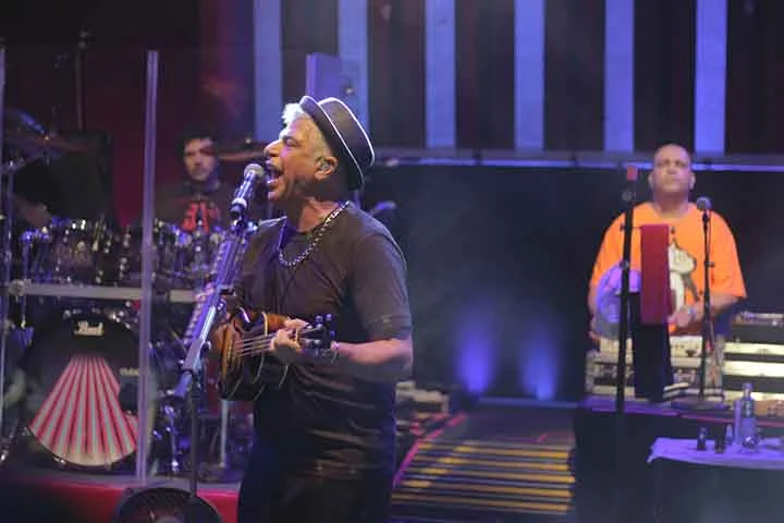 Com os álbuns Honolulu, de 1990,  e Mondo Cane, de 1992, ele fechou a trilogia de experimentação iniciada em 1989 com “Popsambalanço e Outras Levadas, com sons diferentes. Foi a partir do segundo disco da sequência que surgiu o aclamado hit Apenas Mais Uma de Amor.
