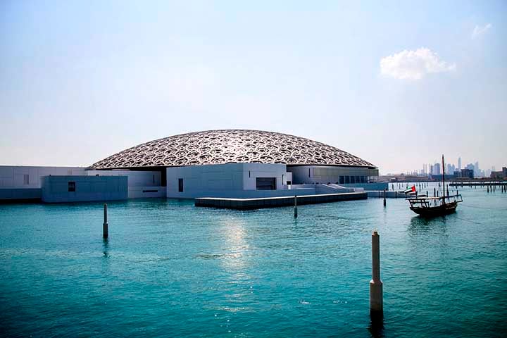 Um dos projetos mais emblemáticos dessa transformação é o Louvre Abu Dhabi, museu que nasceu de uma parceria entre os Emirados Árabes Unidos e o governo francês.