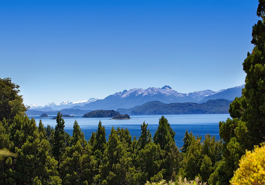 Situado na Patagônia argentina, o Lago Nahuel Huapi possui uma área de cerca de 550 km² e está a aproximadamente 700 metros acima do nível do mar.