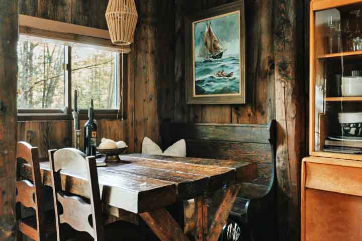 Geralmente situadas em áreas de florestas, as cabanas rústicas oferecem um estilo mais simples e despojado, focado no conforto básico e em uma conexão mais autêntica com a natureza.