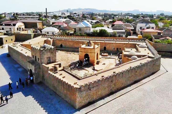 Esse culto levou à construção de templos como o Ateshgah, localizado nas proximidades.