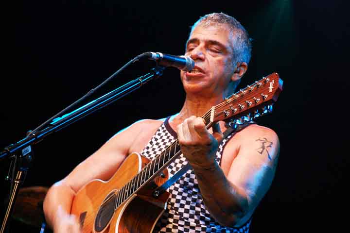 Cantor, compositor, multi-instrumentista e produtor, Lulu Santos é um dos maiores nomes da música brasileira. Um verdadeiro hitmaker, com diversas canções, que emplacaram nas rádios nos anos 80 e 90. O cantor completou 72 anos em 4 de maio e o Flipar relembra sua brilhante carreira.
