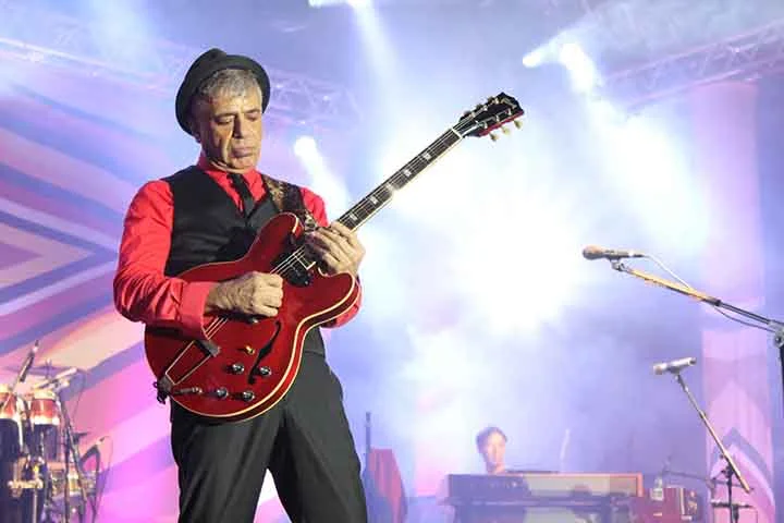 No mesmo ano, ele lançou o álbum Normal, na época em que o rock brasileiro explodia no pós-ditadura militar brasileira. Esse foi um dos discos responsáveis por consolidar Lulu Santos como letrista. Das 11 faixas, apenas duas são em parceria com Nelson Motta.
