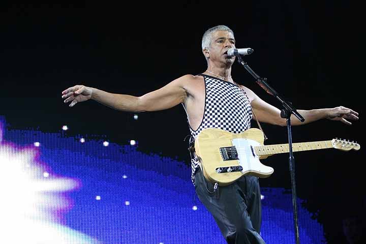 Dois anos depois, com o disco Toda Forma de Amor, trouxe um dos maiores hits de sua carreira, justamente a música título. Além de enormes sucessos como A Cura, que clamava pela descoberta da cura da Aids, que assombrava o país e provocou diversas perdas.
