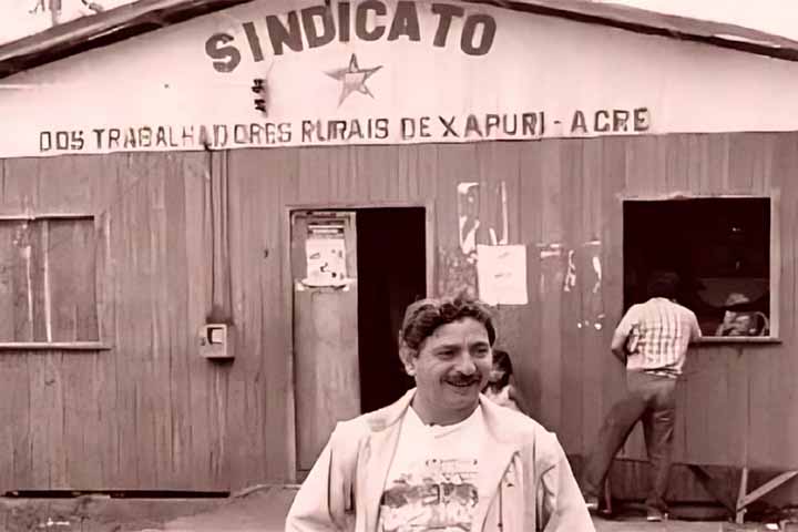Em 1988, ano de sua morte, Chico Mendes recebeu a medalha de meio ambiente da Better World Society, nos Estados Unidos. Três anos antes, ele havia sido premiado com o Global 500 da ONU em reconhecimento por sua luta em defesa da Floresta Amazônica.

