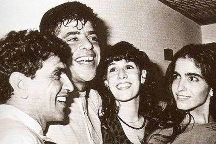 Em 1980, Luiz Maurício lançou o seu primeiro compacto, que passou despercebido por público e crítica. Em seguida, ele foi contratado pela gravadora Warner por intermédio de Liminha, com mais três compactos lançados.
