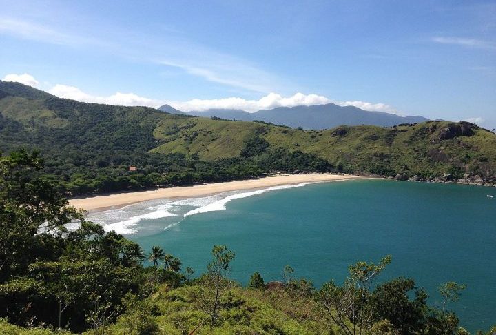 A região abriga uma pequena comunidade caiçara de aproximadamente 300 habitantes, que preservam a cultura local e recebem turistas com infraestrutura básica, incluindo hospedagens e restaurantes rústicos.