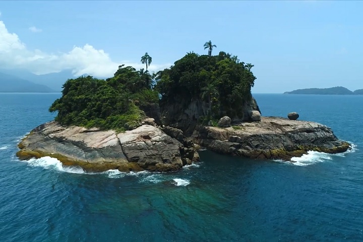 Ainda assim, a minipraia faz parte de roteiros de passeios de barco, permitindo que os visitantes admirem sua beleza de longe.