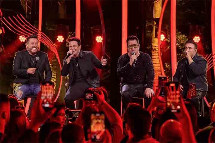 Em sua trajetória, Matheus e Kauan já lançaram oito álbuns: “Paraquedas”, “Mundo Paralelo”, “Face a Face”, “Na Praia”, “Na Praia 2”, “Intensamente Hoje!”, “Tem Moda Pra Tudo” e “10 Anos na Praia”.
