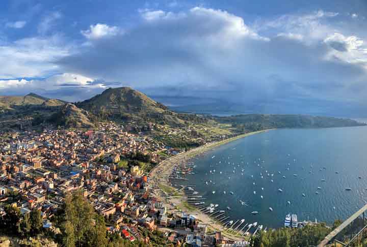 O Lago Titicaca é o lago navegável mais alto do mundo, situado a 3.821 metros acima do nível do mar, na fronteira entre o Peru e a Bolívia.