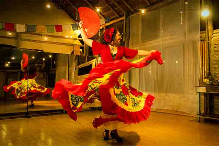 Ele é usado tanto como item prático para se refrescar do calor quanto como elemento cultural em danças tradicionais , como a Flamenca, e cerimônias formais. 