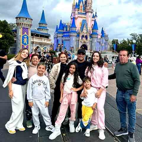 O primeiro CD da dupla foi financiado pela própria mãe, Sirlene Aleixo. Ela vendeu seu carro para tornar possível a gravação e realizar o sonho dos filhos. Na sequência, eles foram contratados por uma gravadora.

