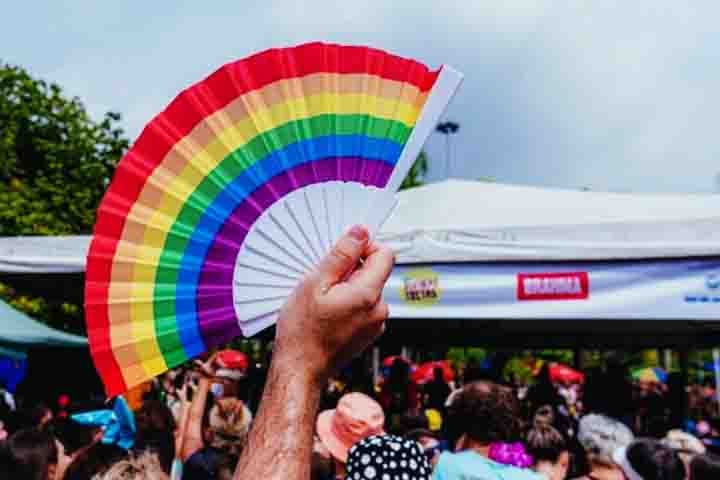 O leque  LGBTQIAPN+ tem feito sucesso principalmente em festas e eventos por ser colorido, divertido e expressivo. O calor também contribui, já que ele refresca. Além disso, o barulho ao abri-lo virou marca registrada, chamando atenção e marcando presença com estilo.