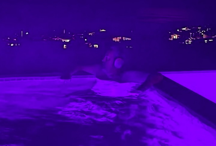 De acordo com o relatório da autópsia, ele sofreu uma overdose de cetamina, uma substância usada como anestésico, e acabou se afogando em uma jacuzzi.