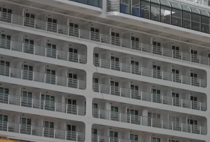 Segundo relatos de passageiros, a menina tentava tirar uma foto no momento da queda.