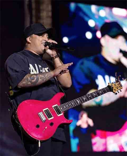 Em 2013, Dudu Borges, que namora atualmente a atriz Deborah Secco, já havia sido o responsável pela direção musical do primeiro DVD de Matheus e Kauan.

