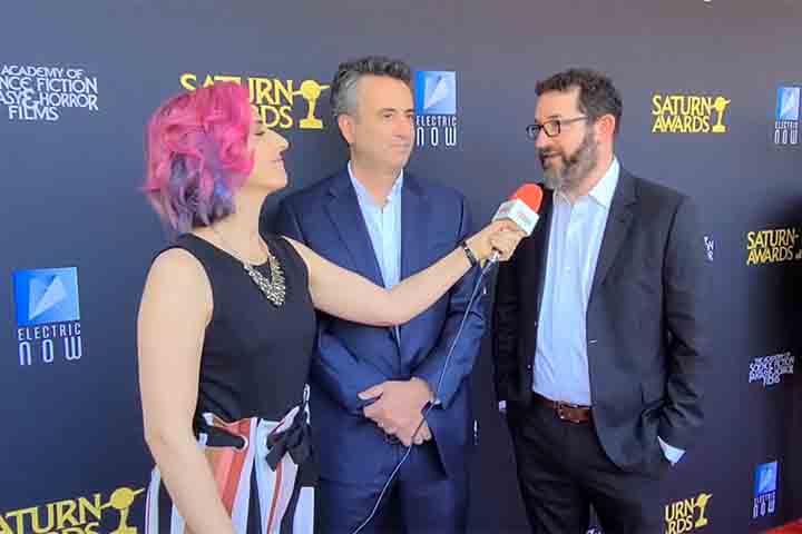 Os criadores Joe Port e Joe Wiseman foram responsáveis por adaptar a versão britânica ao universo americano. Eles mantiveram a estrutura básica da série original, mas criaram um novo grupo de fantasmas e reformularam o estilo narrativo para agradar a um público acostumado a comédias mais lineares e emotivas.