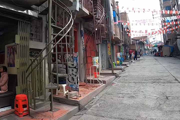 Por conta disso, não é incomum encontrar rios de lama imunda correndo entre as construções.