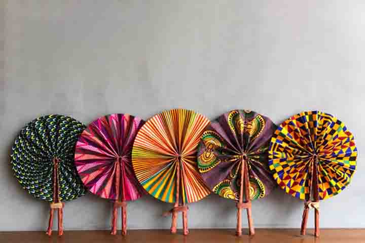 Desse modo, os leques históricos chegaram ao Brasil com a Corte Portuguesa. Eles, então, passaram a ser encomendados nas chamadas “Casas da Índia”, localizadas na rua do Ouvidor, no Rio de Janeiro, vindos diretamente da China.

