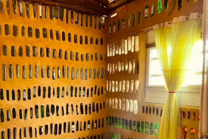 A Casa de sal, dentro da nossa pesquisa, é a primeira casa no mundo que utiliza garrafas de vidro na vertical na construção, e esse fato contribui diretamente na iluminação e no seu design, explicou Maria Gabrielly.