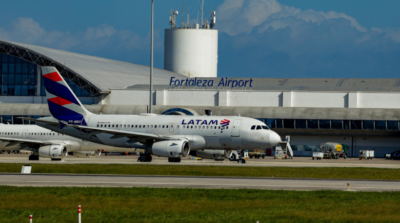 Entre setembro de 2024 a agosto de 2025, a nota m&eacute;dia de satisfa&ccedil;&atilde;o geral dos passageiros dos aeroportos brasileiros oscilou positivamente de 4,41 para 4,48.
