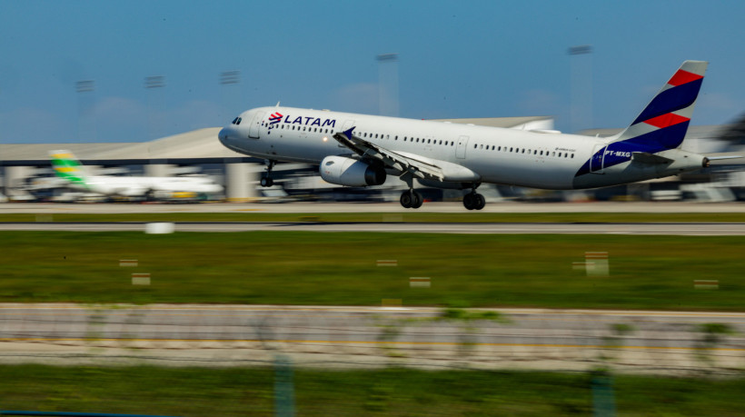 Avião da Latam no aeroporto Pinto Martins