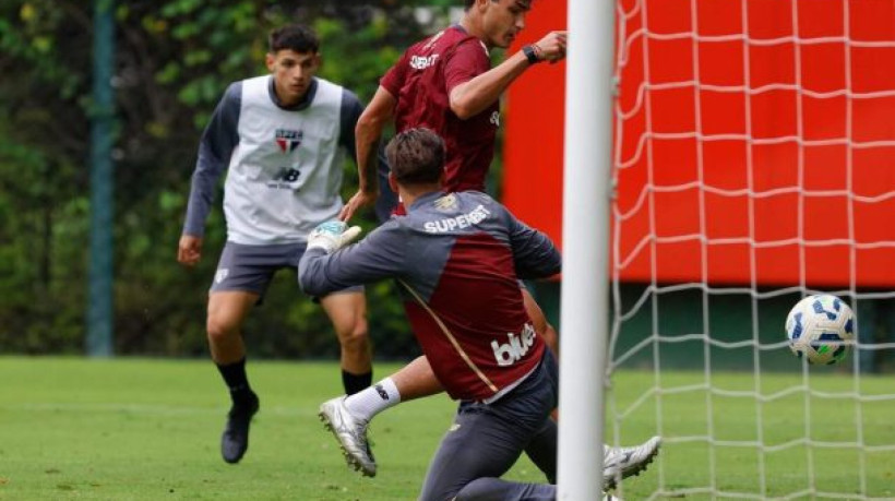 Tricolor venceu a equipe de juniores por 6 a 0. Último reforço anunciado pelo clube, argentino marcou três gols na atividade