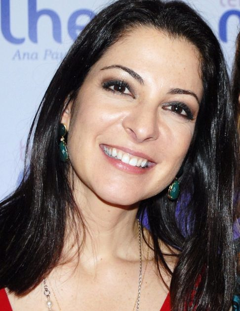 Nascida em 25 de novembro de 1965, em Brasília, é filha de pais mineiros que se conheceram na capital federal.