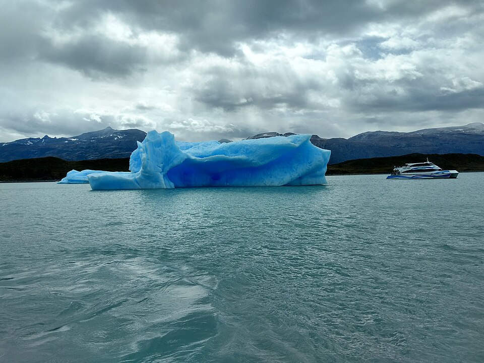 Localizado na província de Santa Cruz, na Patagônia argentina, o Lago Argentino é o maior lago de água doce do país, com cerca de 1.400 km². É famoso por abrigar o Glaciar Perito Moreno, uma das principais atrações turísticas da região.