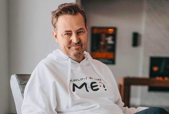 Apesar do sucesso profissional, Perry sempre enfrentou desafios pessoais, incluindo uma longa batalha contra a dependência de álcool e drogas, que começou ainda durante o auge de Friends.