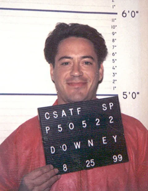 Robert Downey Jr. – Antes de se tornar o icônico Homem de Ferro, Downey Jr. passou por uma fase complicada nos anos 1990 e início dos 2000, marcada pelo vício em drogas. Na época, ele foi preso várias vezes por posse de substâncias ilegais.
