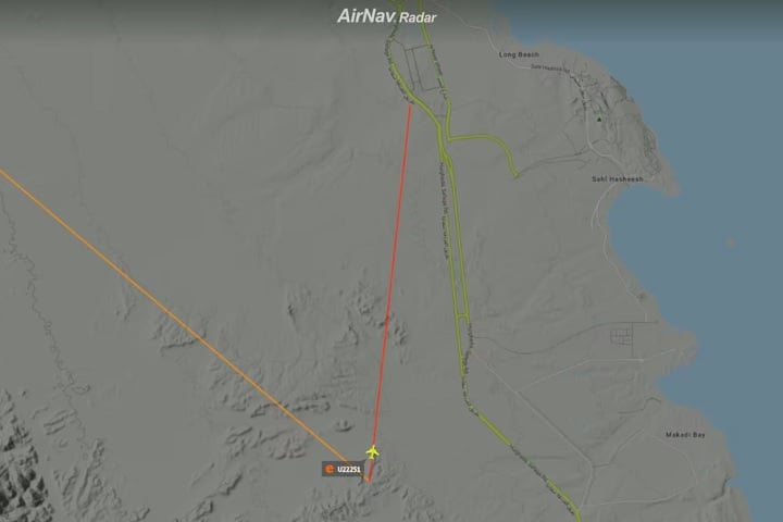 Este gráfico da AirNav Radar mostra a movimentação do voo U2 2251 enquanto ele passava próximo da cadeia de montanhas.