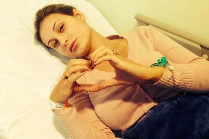 Boa parte da exposição midiática de Urach vem dos seus procedimentos estéticos controversos. Em 2014, ela ficou internada em estado grave por semanas depois de aplicar hidrogel nas pernas.