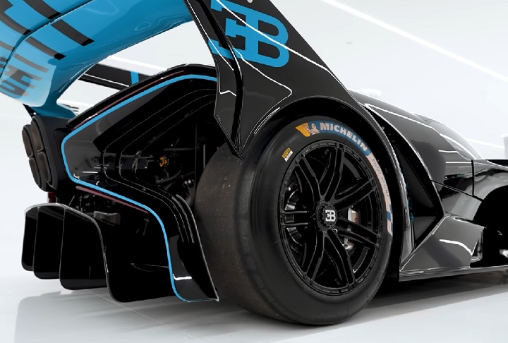 O carro conta com pneus especiais da Michelin, semelhantes aos usados na Fórmula 1, que precisam ser aquecidos antes do uso.