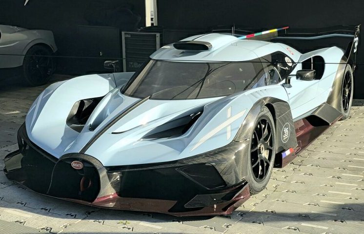 Os hipercarros esportivos já são conhecidos por terem preços exorbitantes, mesmo assim os gastos de um youtuber com a troca dos pneus de um Bugatti Bolide chamaram a atenção na internet.