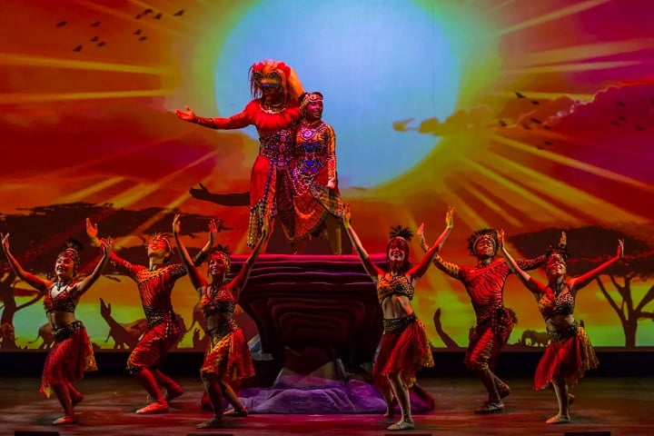 As atrações a bordo são uma mistura de entretenimento teatral, gastronomia temática e experiências imersivas. 