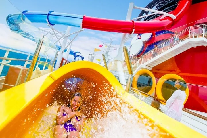 Destaques incluem o AquaDuck (um toboágua que percorre os andares do navio) e os shows ao estilo da Broadway com personagens como Elsa e Ariel.