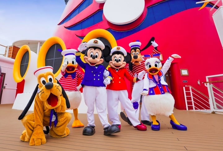 Outro ponto alto são os encontros com personagens, que acontecem em diversas áreas do navio, permitindo que os hóspedes interajam e tirem fotos com Mickey, Minnie, e várias princesas.