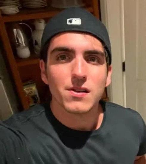 João Mader Bellotto, filho da atriz Malu Mader e do músico Tony Bellotto, postou nas redes sociais uma crítica à jovem Juliana Marins, que morre após cair num penhasco na Indonésia.